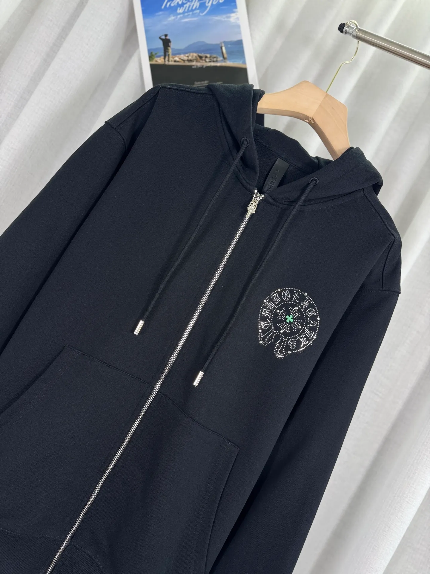 P350 top version, real shot without P, ​​different from market currency) 𝗖𝗵𝗿𝗼𝗺𝗲 𝗛𝗲𝗮𝗿𝘁𝘀/Cro Heart 2025 Washable Watercolor Diamond Paste Autumn and Winter New Original Single Counter American Laser Diamond 3D Three-dimensional Color Embroidery Couple Casual Cardigan Sweatshirt 👑The highest version! Customized fabric 480g tripe terry fabric! American acid-washed and distressed original fabric, laser-burned pattern ✟Colored diamond hardware stickers, exquisite embroidery of letters! The best-selling model in the counter, very comfortable to wear. Accessories: original molded and authenticated collar label➕100% silk wash label. Genuine purchase-grade original hangtag➕matching hanging rope➕3D hanging beads➕original packaging bag. Craftsmanship: The original version has consistent wiring! The highest version of the armhole matching technique! Color: Apricot Black Size: S M L XL Style Number: 25-322